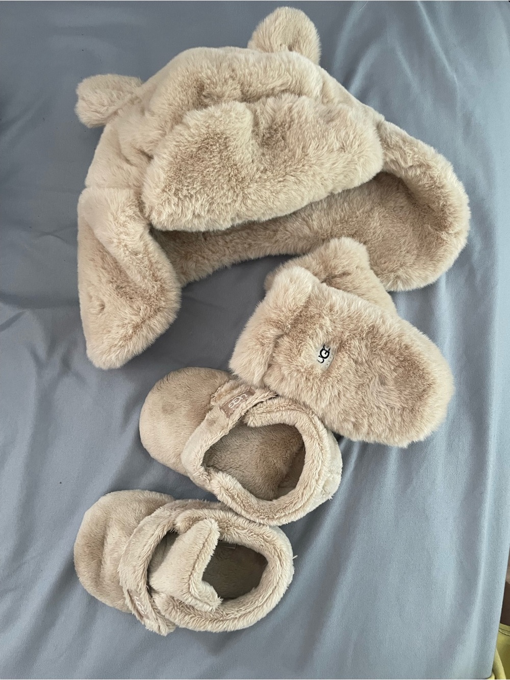 UGG Kids Plush Bear-Ear Hat and Slipper Set in Beige